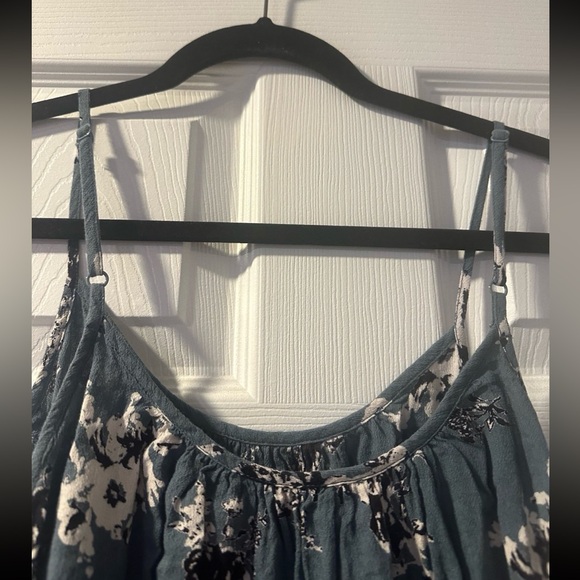 LULUS Size M Slate Blue Floral Tiered Ruffle Cold Shoulder Flowy Top & Ruffles - Picture 9 of 12